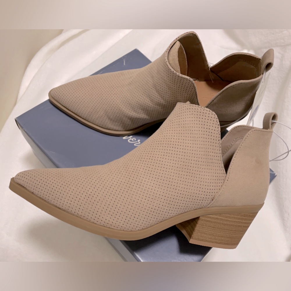 UNIVERSALTHREAD New- Ankle boots- Size 8.